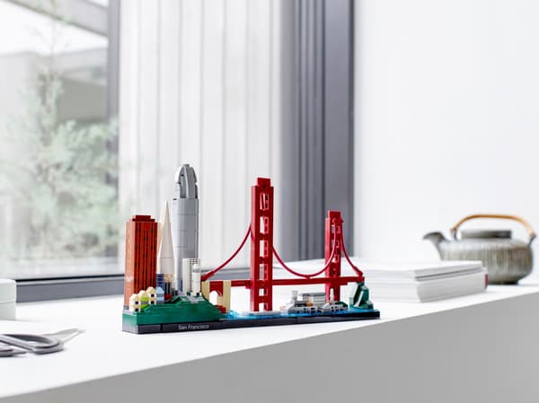 LEGO Architecture 21043 San Francisco (((( dented box ))))