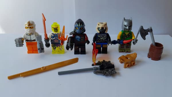 LEGO: 10 assorted MINIFIGURES with accessories and headgear – BARGAIN
