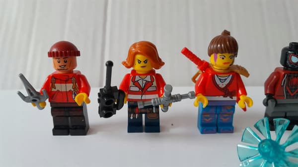 LEGO: 10 assorted MINIFIGURES with accessories and headgear – BARGAIN