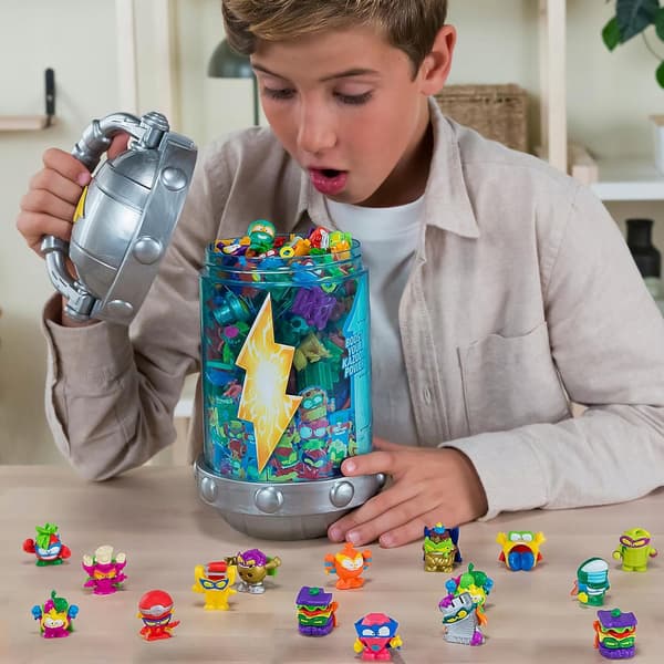 STORAGE CAPSULE SET WITH FIGURINES, A HIDEOUT AND A MEGAJET