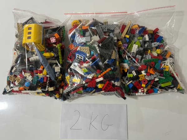 LEGO Mix 2kg Original Bricks + 2 Minifigures – GIFT