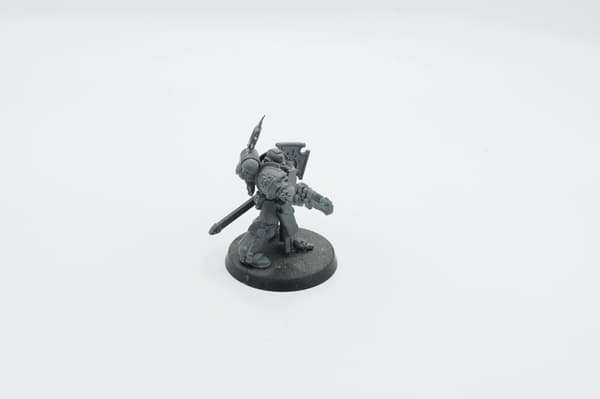 Warhammer 40k Space Marines Lieutenant with Storm Shield plastic figurine