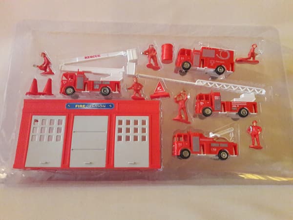 Fire brigade set with a garage and figures