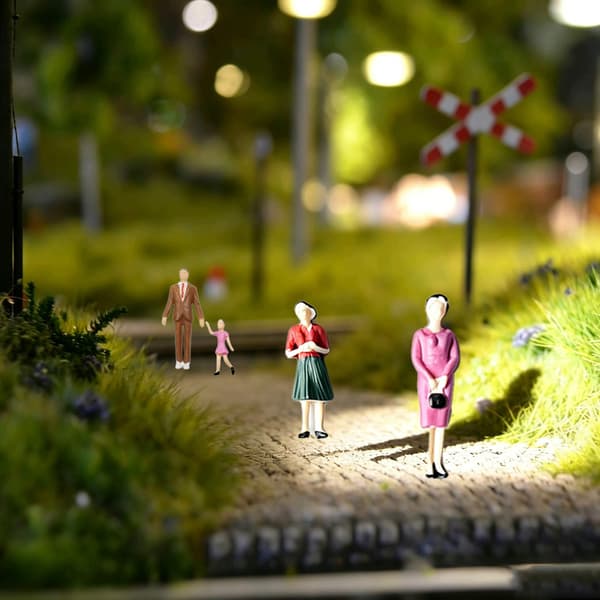 1/32-SCALE MINI FIGURES FOR DIY DECORATIONS AND SANDPITS – 42 PIECES