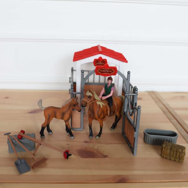 STABLE AND PADDOCK SET WITH HORSE FIGURINES