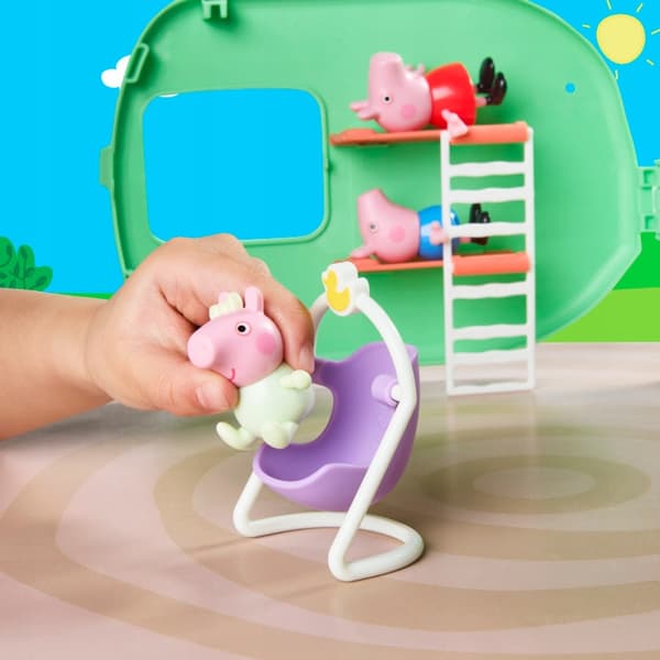 Peppa Pig: The Three Little Pigs Caravan – 3 Figures by Hasbro