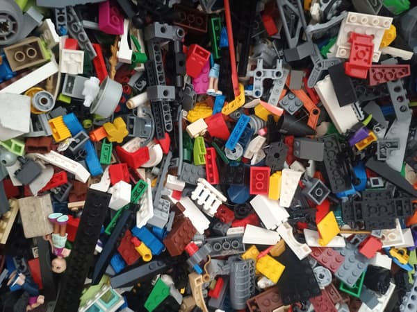 Large box of Lego bricks, 20kg (2005–2015)