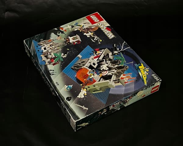 6494 LEGO House and Laboratory