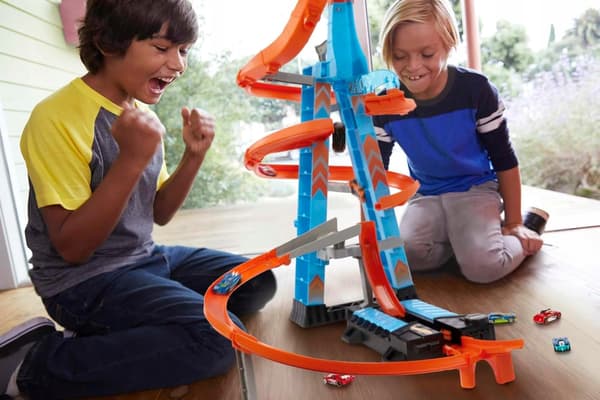 Hot Wheels Sky-High Crashes Tower – 80cm race track