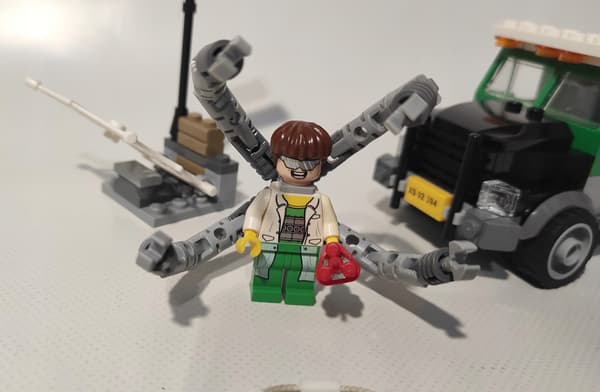 LEGO Marvel Super Heroes: 76015 – Doc Ock’s Truck Heist