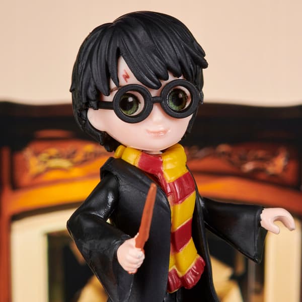 HARRY POTTER FIGURINE WITH WAND, 7 CM