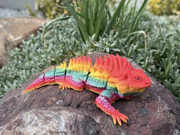 Iguana 3D – a jointed figurine in rainbow colours, a terrarium decoration