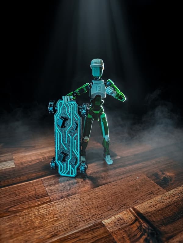 3D figurine – Articulated figure on a hoverboard: Dummy 13