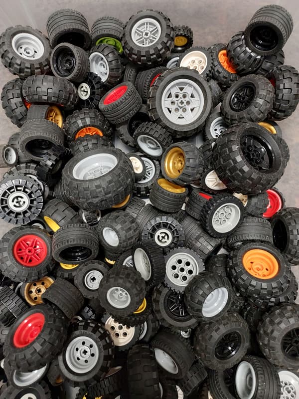 Original Lego Technic bricks: rims, tyres, complete wheels – mixed set, 500g