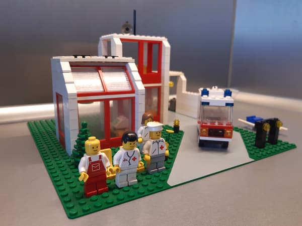 LEGO 6380 Emergency Treatment Centre
