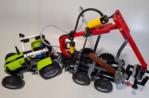 LEGO Technic: 8049 – Log Loader Tractor