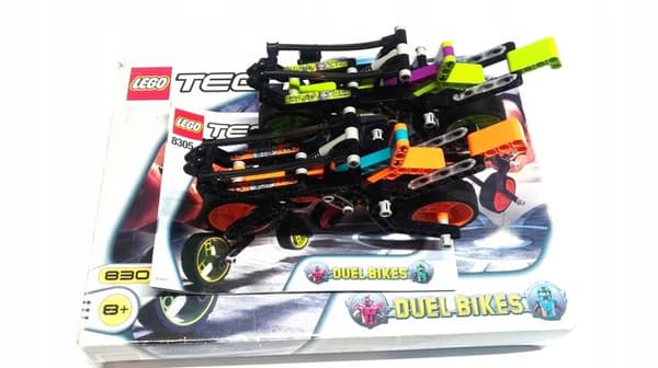 66Y1. Lego Technic 8305 Duel Bikes – no minifigures
