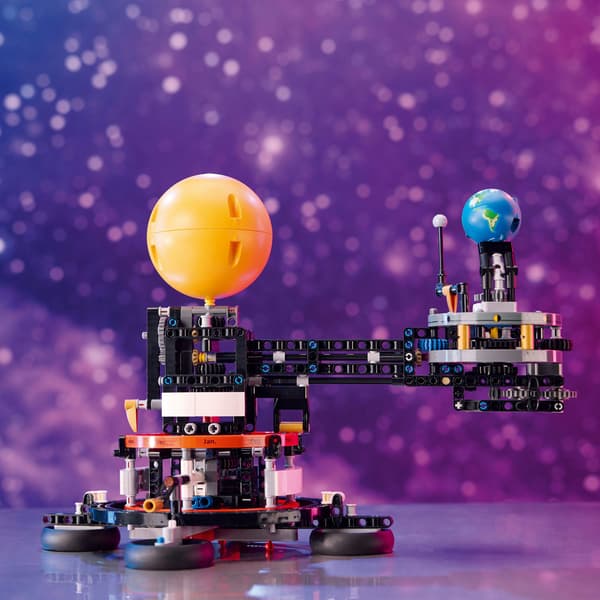 LEGO Technic 42179 Planet Earth and the Moon in Orbit