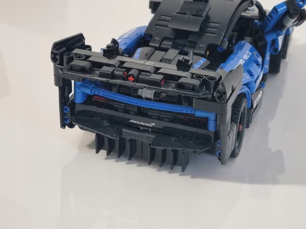 LEGO 42123 Technic MCLAREN SENNA GTR – set components