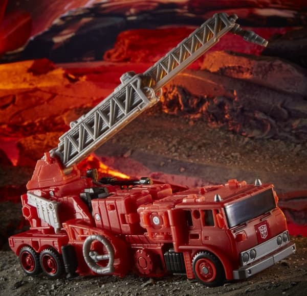 Transformers Voyager Inferno WFC-K19 Fire Engine