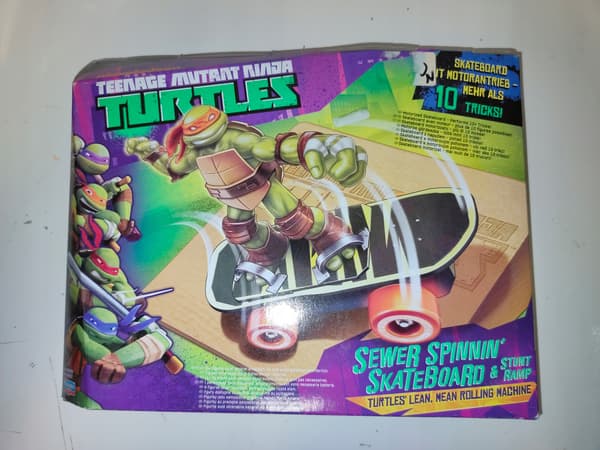 TURTLES FIGURINE + SKATEBOARD 94051