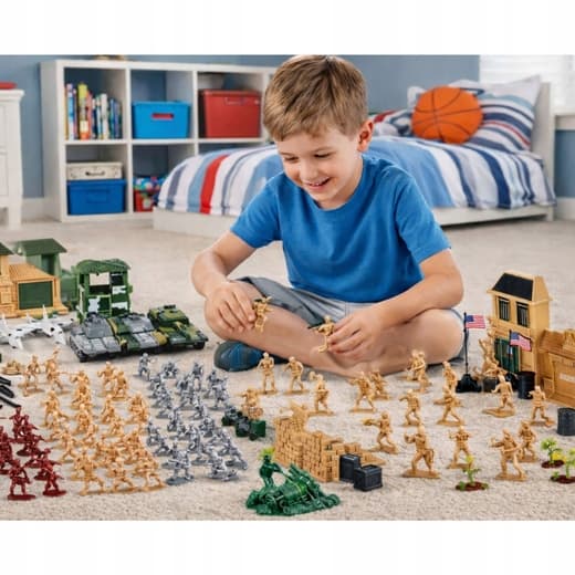 LARGE SET: MILITARY BASE AND SOLDIER FIGURINES