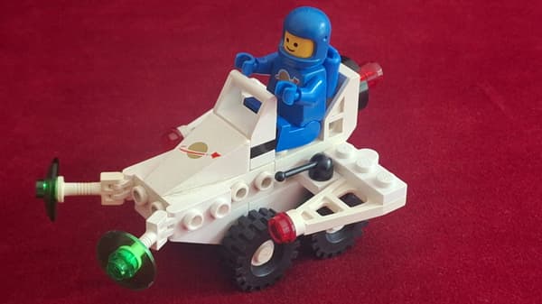 Lego 6827 Strata Scooter – Classic Space 1987 – 100% complete.