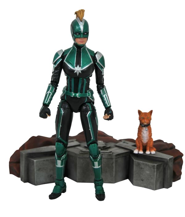 NEW DIAMOND SELECT CAPTAIN MARVEL FIGURE