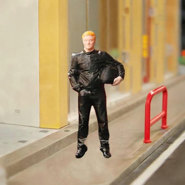 1:64 Diorama Stylish Figure Sand Table Centrepiece Black Racer Man
