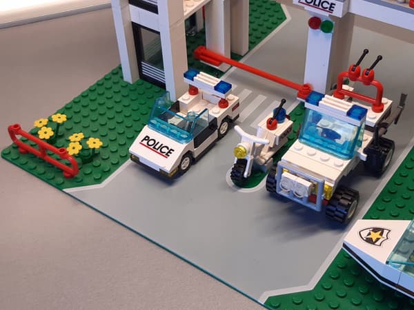 LEGO 6398 Central Precinct HQ (No. 2)