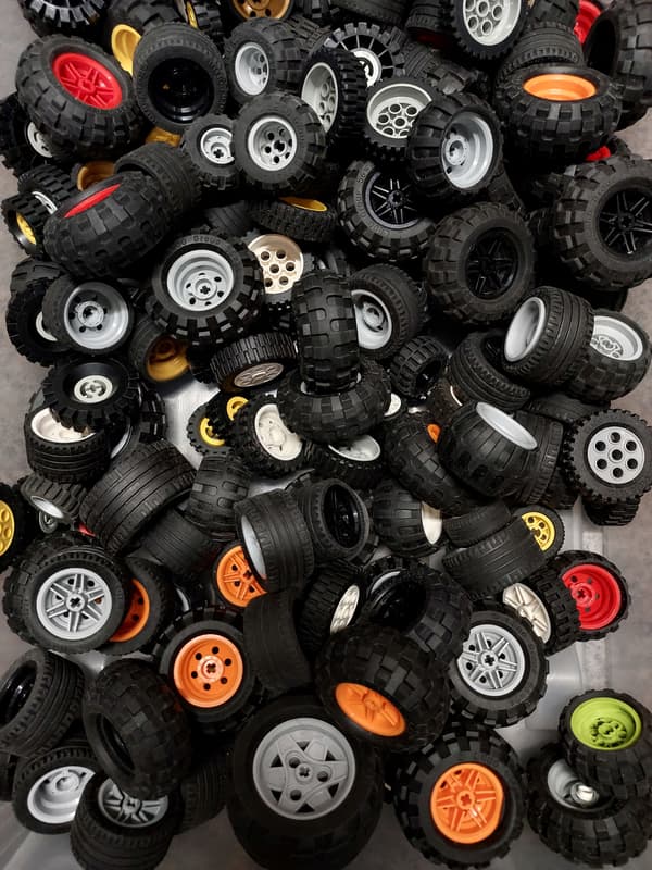 Original Lego Technic bricks: rims, tyres, complete wheels – mixed set, 500g