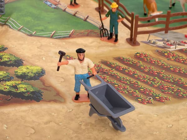 FARM SET WITH ANIMALS