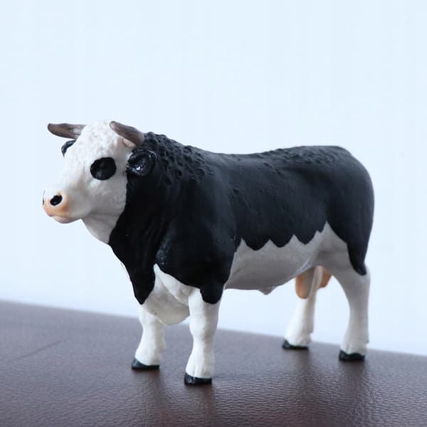 Animal model: Cow. Simulation. Action figure. Children’s toy. Birthday present