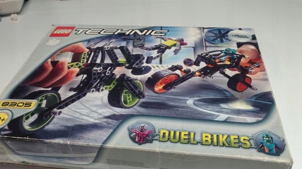 66Y1. Lego Technic 8305 Duel Bikes – no minifigures