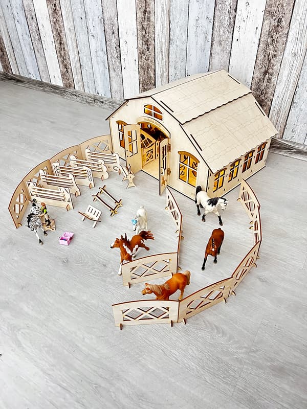 Wooden stable for 8 horses + lighting + accessories