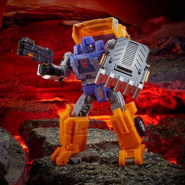 Transformers WFC-K16 HUFFER War Cybertron Kingdom