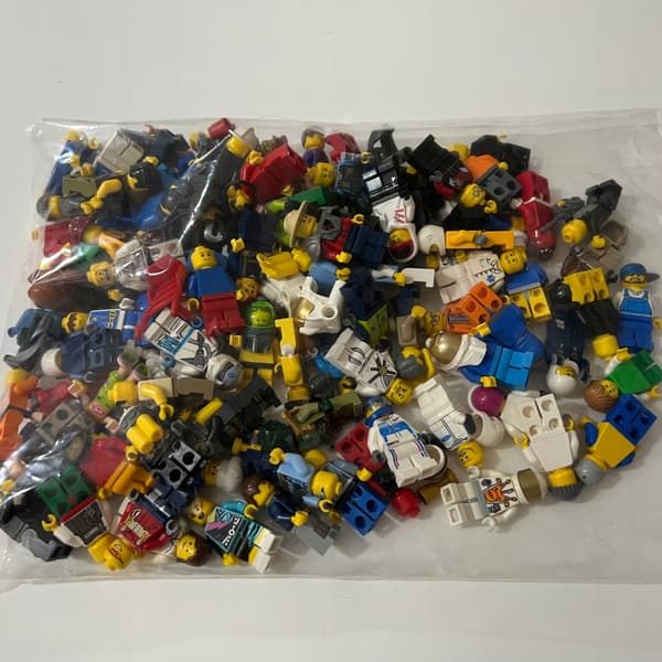 LEGO Mix 2kg Original Bricks + 2 Minifigures – GIFT