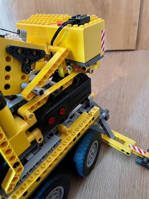 Lego Technic 8421 Mobile Crane: Mobile crane + instructions and batteries