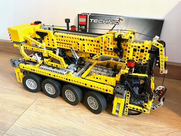Lego Technic 8421 Mobile Crane: Mobile crane + instructions and batteries