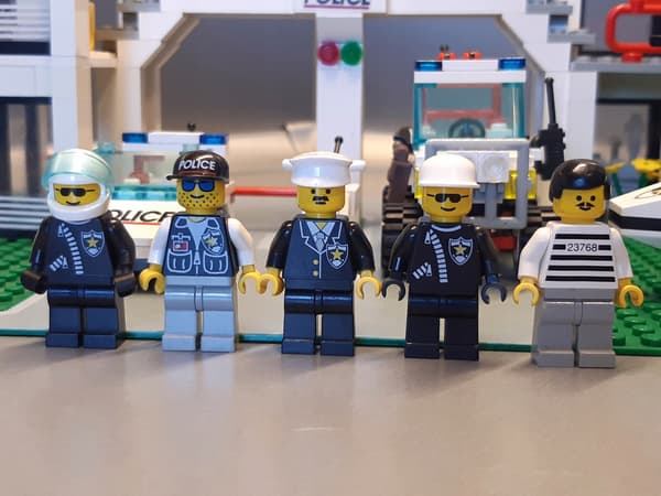 LEGO 6398 Central Precinct HQ (No. 2)
