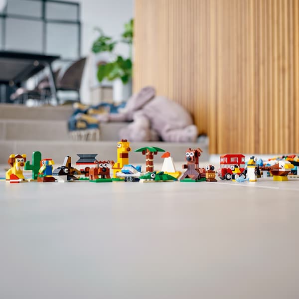 LEGO CLASSIC Animals, Plants, Objects and a Map – Around the World – 11015