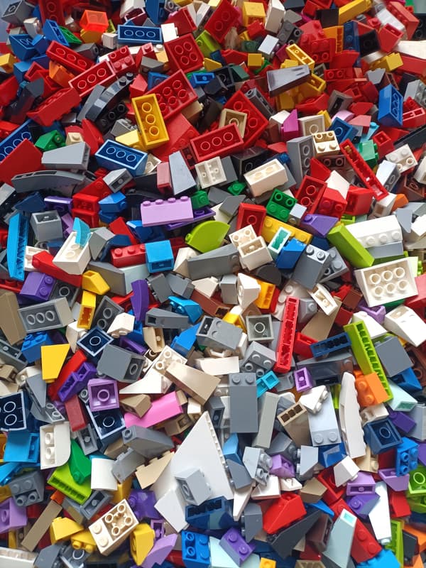 LEGO multi-coloured slanted bricks, 1 kg mix – second-hand