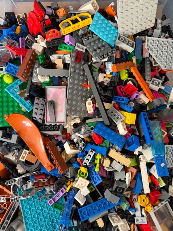 1 kg LEGO brick mix plus 2 minifigures – Second-hand