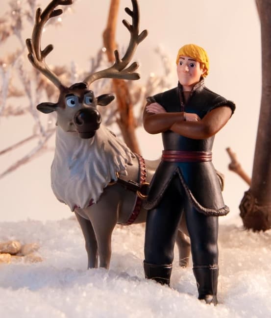 DISNEY FROZEN 2 – BULLYLAND (BUMPER) FIGURINE SET: 5 FIGURINES + BACKDROP SET
