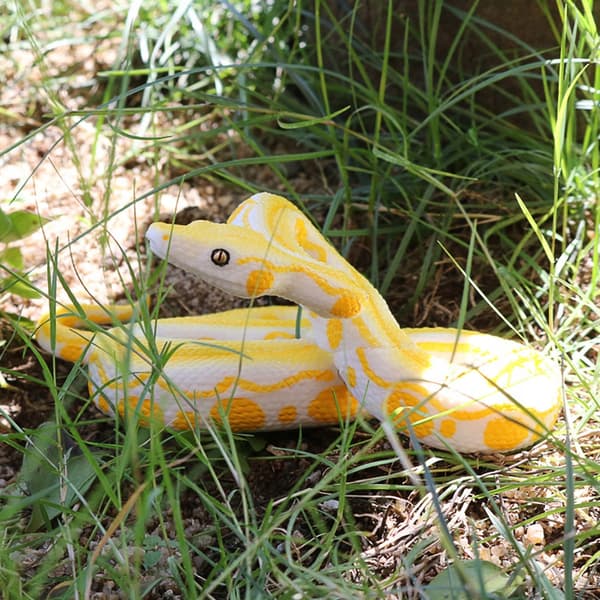 FAKE SNAKE FIGURINES