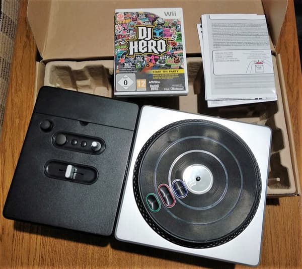DJ HERO WITH TURNTABLE (WII GAME)