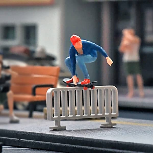 1/64-scale skateboarder figurine, Dynamic Pose 1:64 Blue Skate Boy