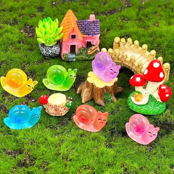 MINI FIGURES, ORNAMENTS, DECORATIONS, TOYS, SMALL SNAILS – 50 PIECES