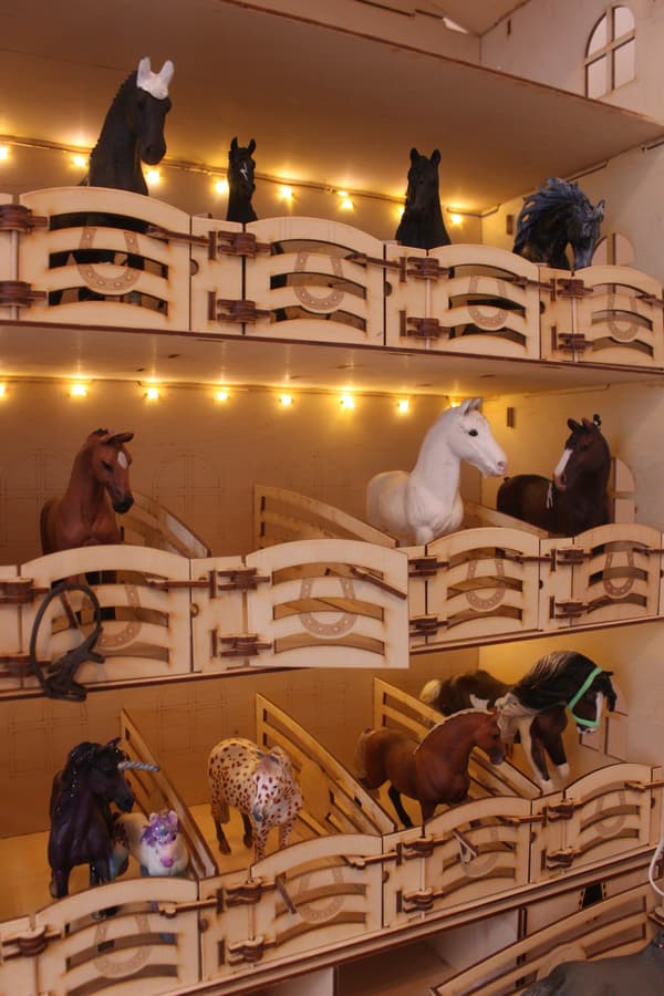 Schleih wooden horse stable – base