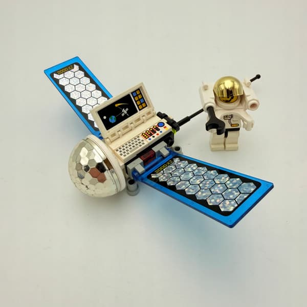 Lego Space Port 6458 – Satellite and Astronaut